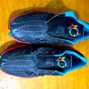 Youth size KD Kevin Durant athletic shoes